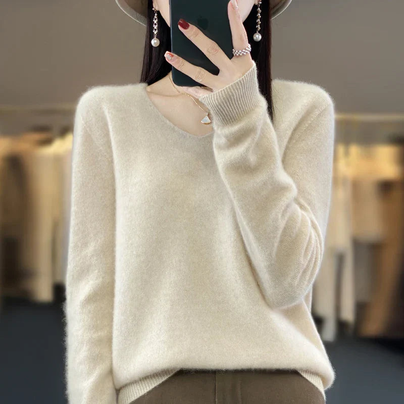 Pull en cachemire Danoir Paris Elowen, élégante, avec un design sophistiqué, visible en beige avec détails fins.