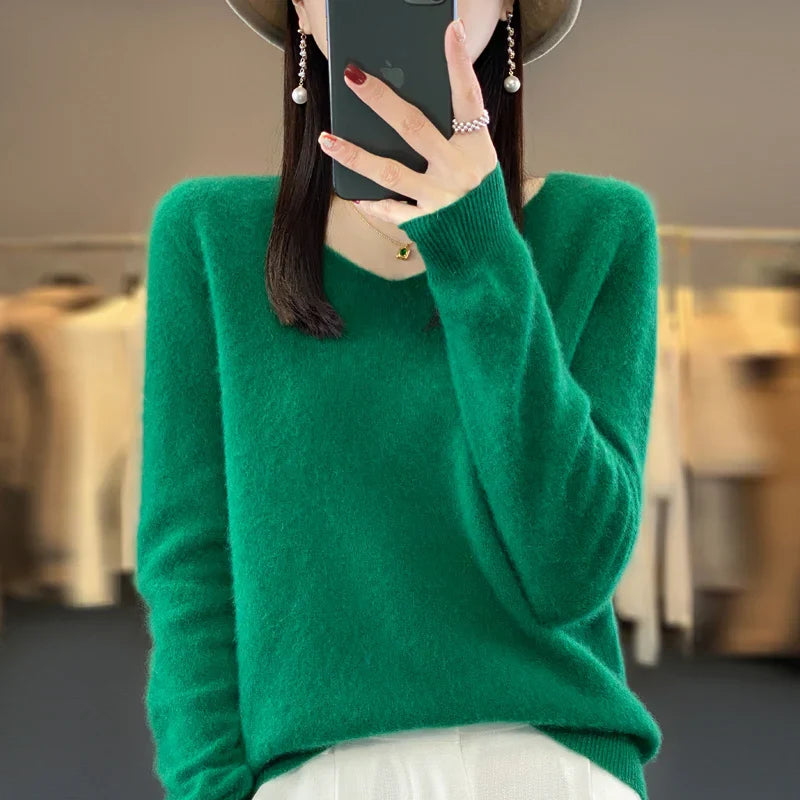 Pull en cachemire Elowen de Danoir Paris, élégant, couleur neutre, détail fin, porté sur mannequin, tissu doux et luxueux.
