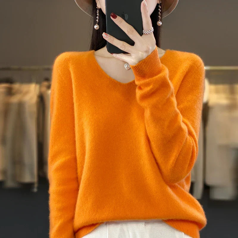 Pull en cachemire Elowen de Danoir Paris, élégant, en laine douce, montrant le col et la texture fine du tissu.