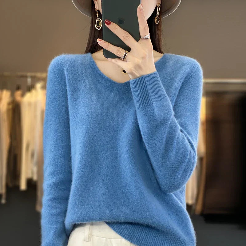 Pull en cachemire Elowen de Danoir Paris, élégant, en gris clair, avec col rond et manches longues, porté par un mannequin.