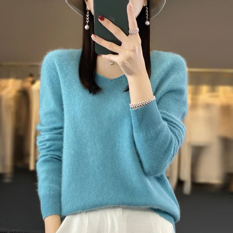 Pull en cachemire Elowen de Danoir Paris, élégant, en gris clair, porté avec col rond et manches longues.
