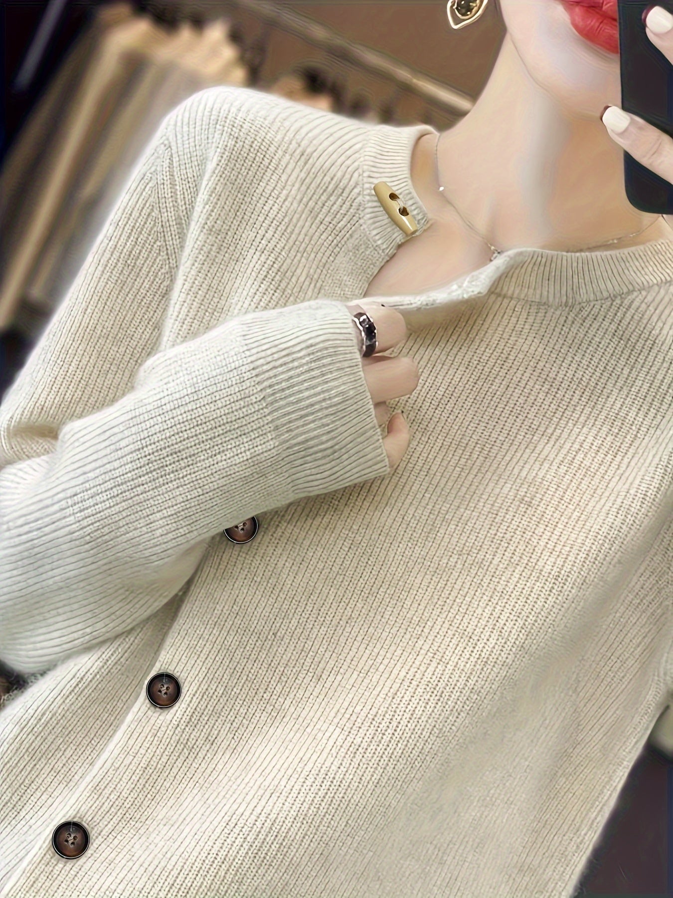 Cardigan classique élégant Gemma de Danoir Paris en laine douce, porté avec des détails raffinés et une coupe ajustée.