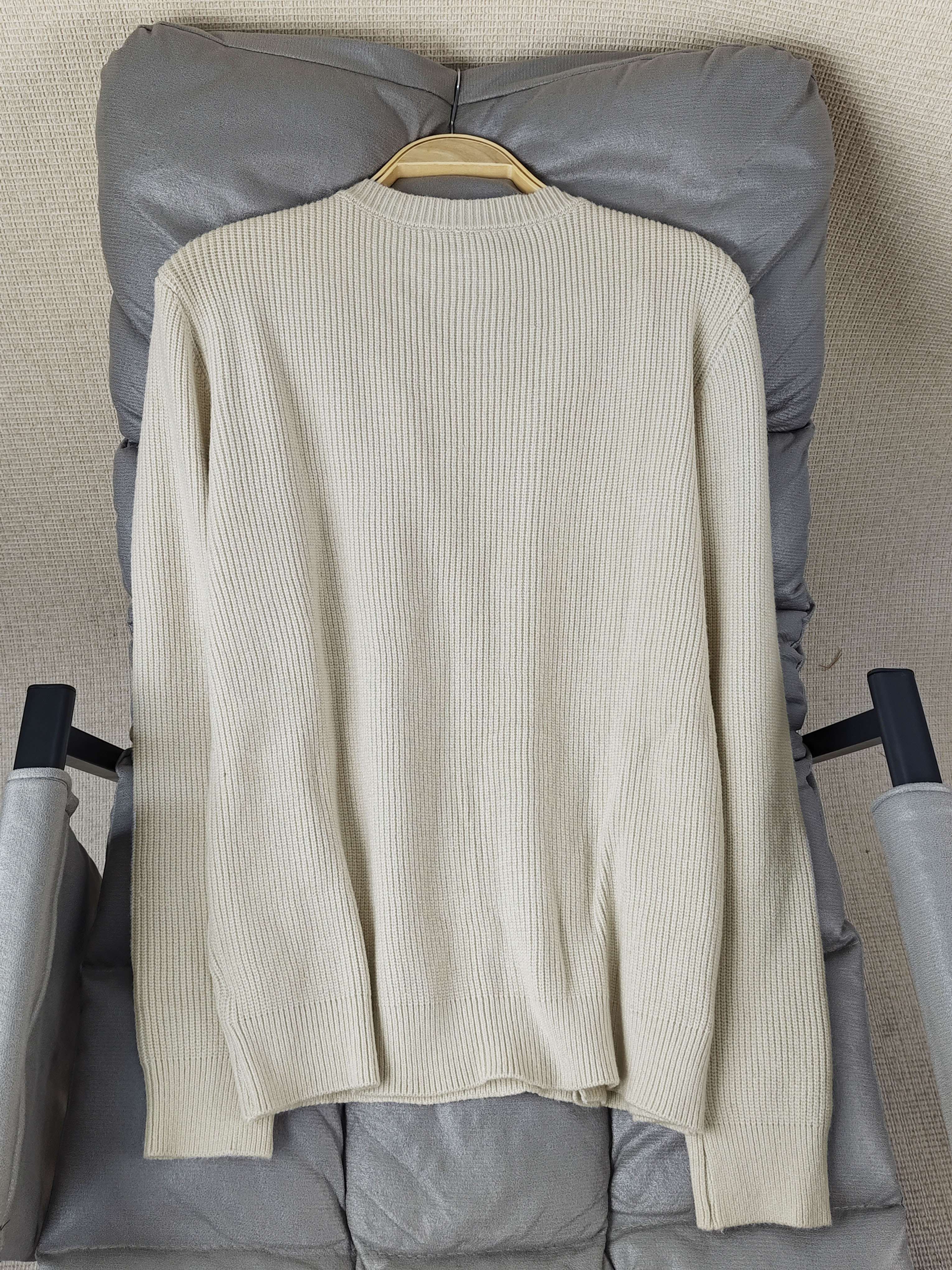 Cardigan classique et élégant Gemma de Danoir Paris en laine douce, porté avec des manches longues et un col en V.