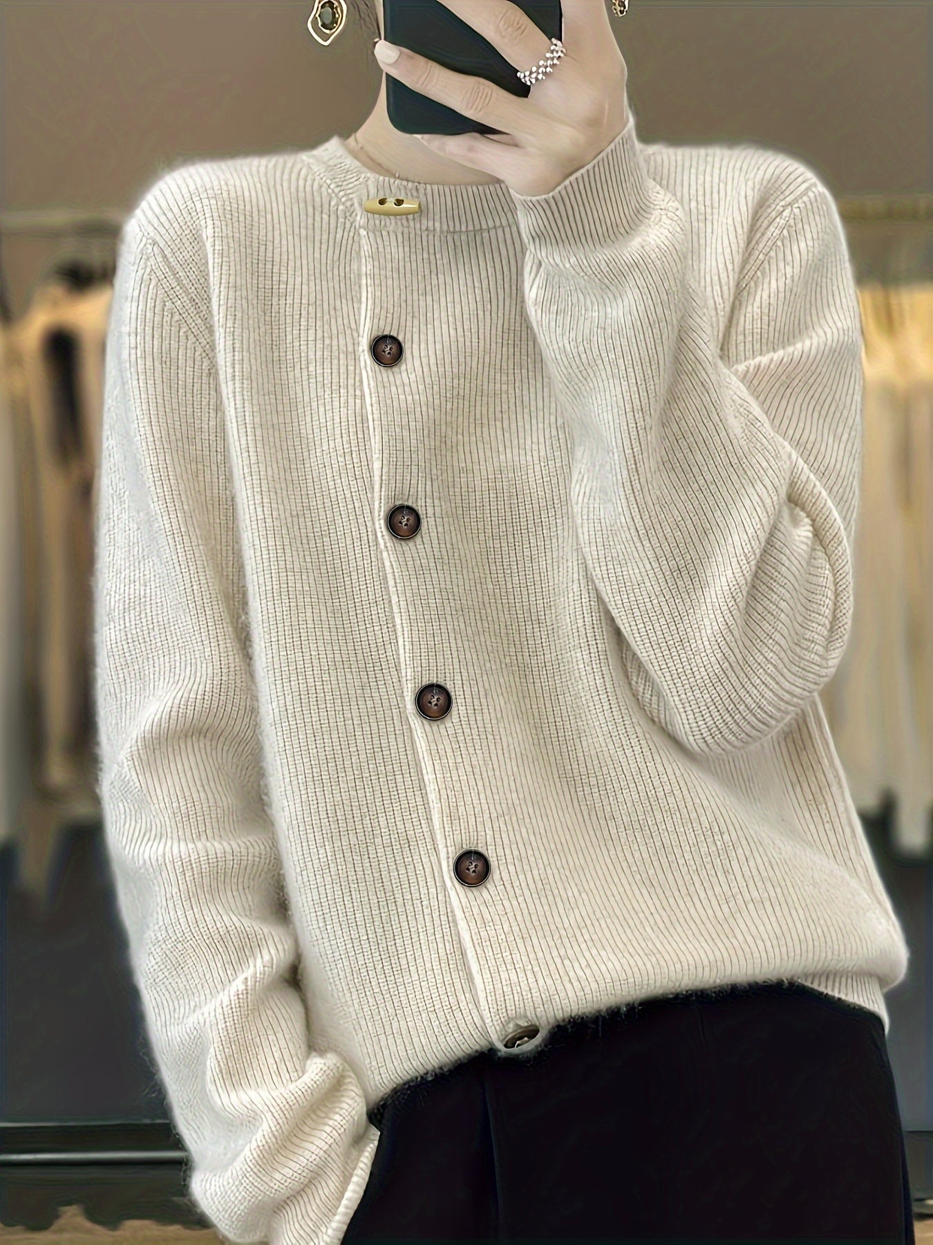 Cardigan classique élégant Gemma de Danoir Paris, en laine douce, couleur neutre, porté ouvert avec col en V.