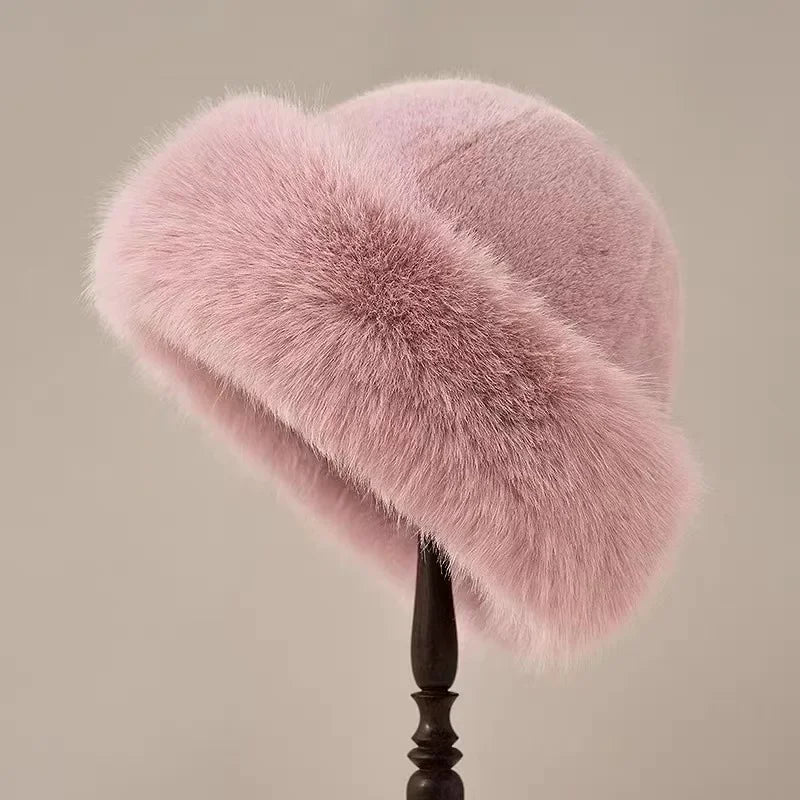 Bonnet douillet chic Velora de Danoir Paris, en tissu doux avec design élégant, idéal pour rester au chaud avec style.
