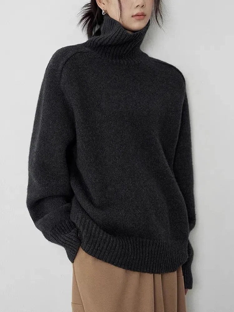 Pull en cachemire élégant Thessara de Danoir Paris, finition raffinée, en laine douce et fine, porté sur un mannequin.