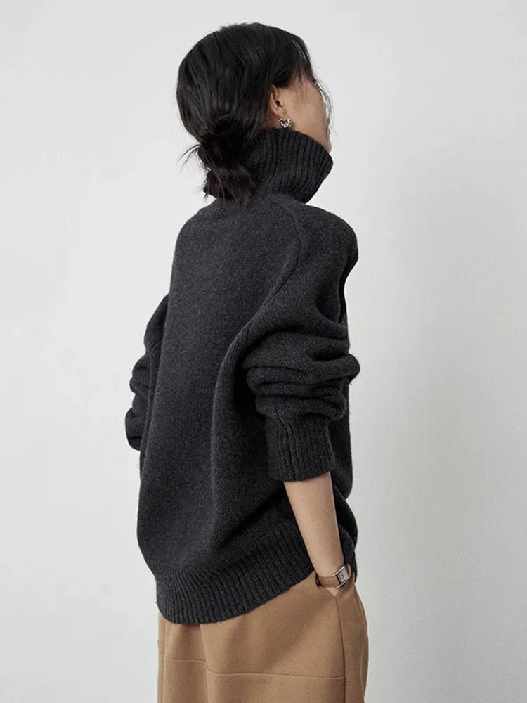 Pull en cachemire Thessara de Danoir Paris, élégant, couleur neutre, avec col rond et fini soigné, porté sur un modèle.