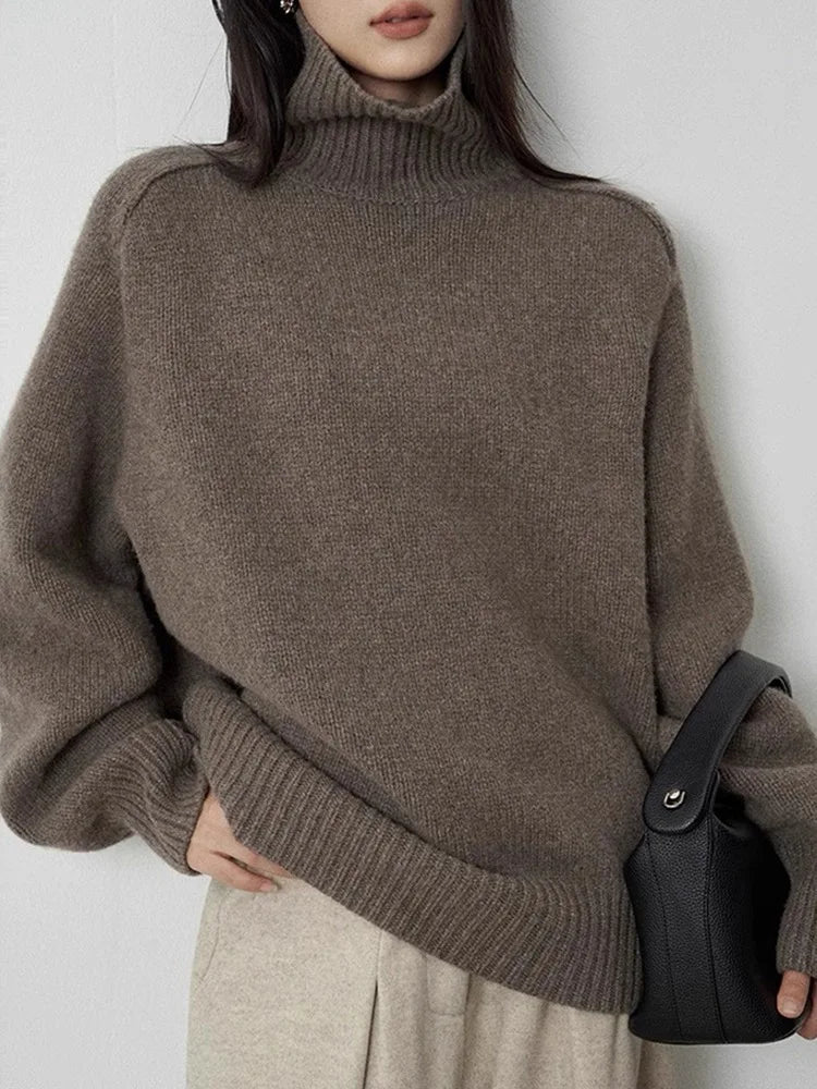 Pull en cachemire Danoir Paris Thessara, élégant, finition douce et fine, porté sur un mannequin avec col rond.