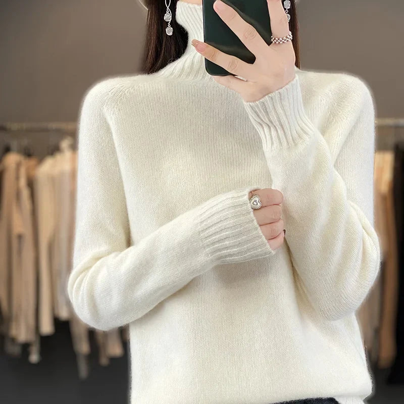 Pull cachemire chic Seraphine de Danoir Paris, en laine douce, porté sur un mannequin, couleur crème.