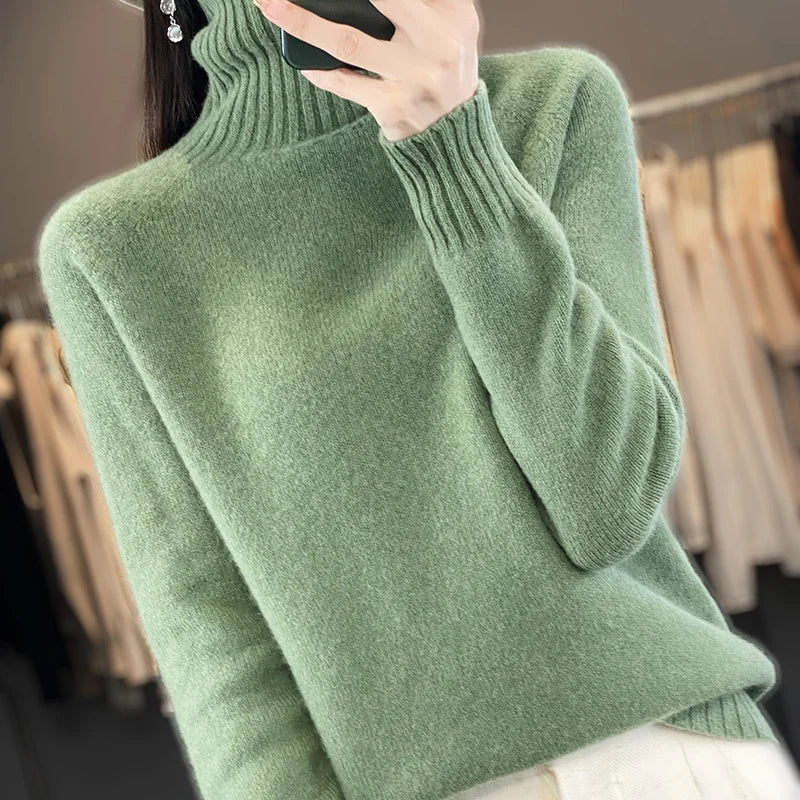 Pull en cachemire chic Seraphine de Danoir Paris, couleur neutre, détails élégants et texture douce visible sur l'image.
