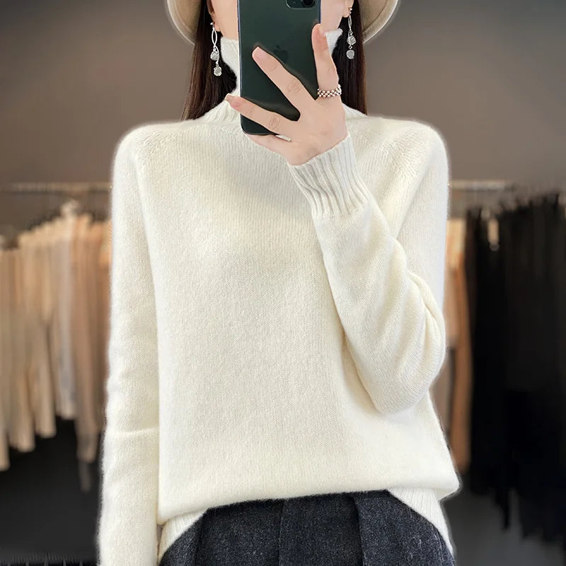 Pull en cachemire Seraphine de Danoir Paris, chic et doux, en gris clair, porté sur un mannequin dans un décor élégant.