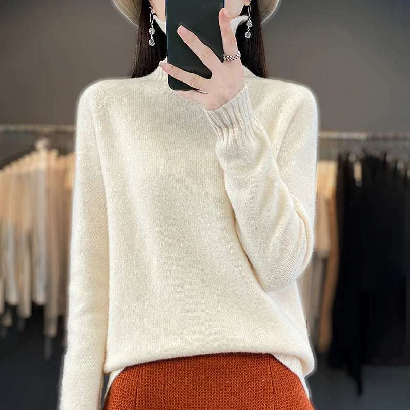 Pull en cachemire Seraphine de Danoir Paris, chic et élégant, en gris clair avec col rond et manches longues, vue de face.
