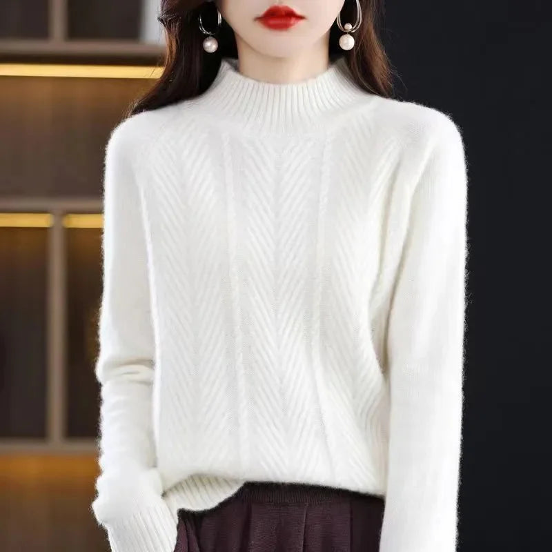 Pull texturé en cachemire Isolde de Danoir Paris, doux et élégant, en maille fine et finition soignée, porté en style décontracté.