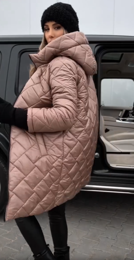 Veste élégante et chaude Bogna de Danoir Paris, en tissu épais et confortabel, portée par un mannequin dans un style chic.