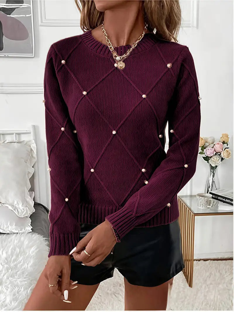 Pull chic Élise de Danoir Paris avec perles, en tissu doux, affichant un style élégant et sophistiqué.