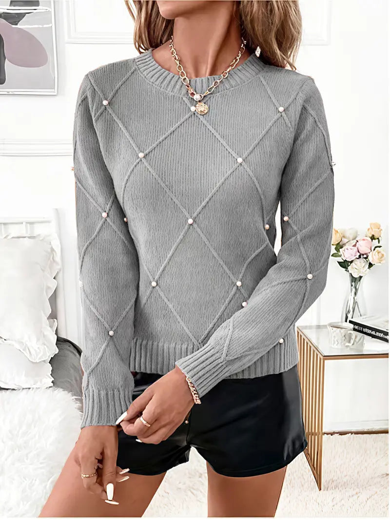 Pull chic Élise à perles de Danoir Paris, en laine douce, avec détails sophistiqués et perles ornementales, porté sur mannequin.