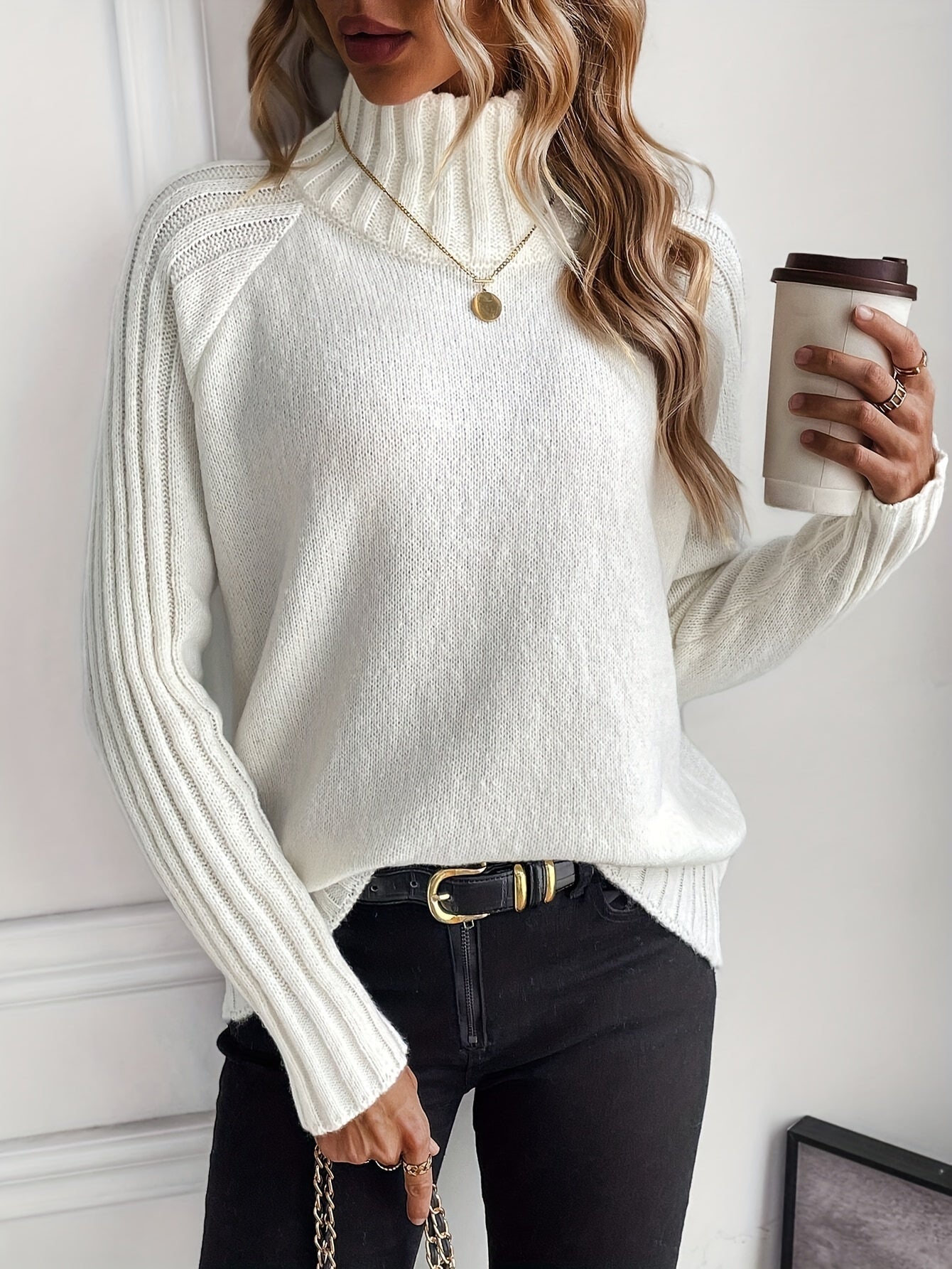 Pull en maille Nadia de Danoir Paris, vêtement chic à manches longues, porté en mode décontractée, couleur neutre.