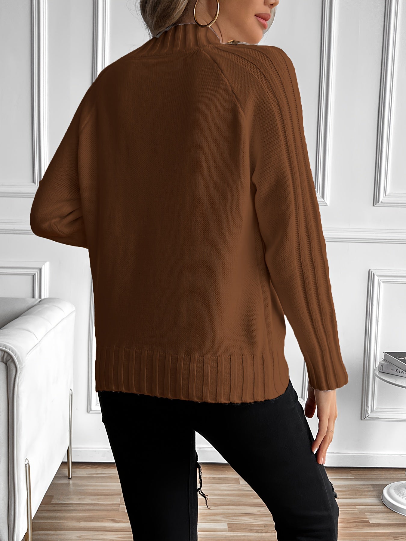 Pull chic en maille Nadia de Danoir Paris, couleur neutre, porté sur mannequin, détail du tissu en maille fine, style élégant.