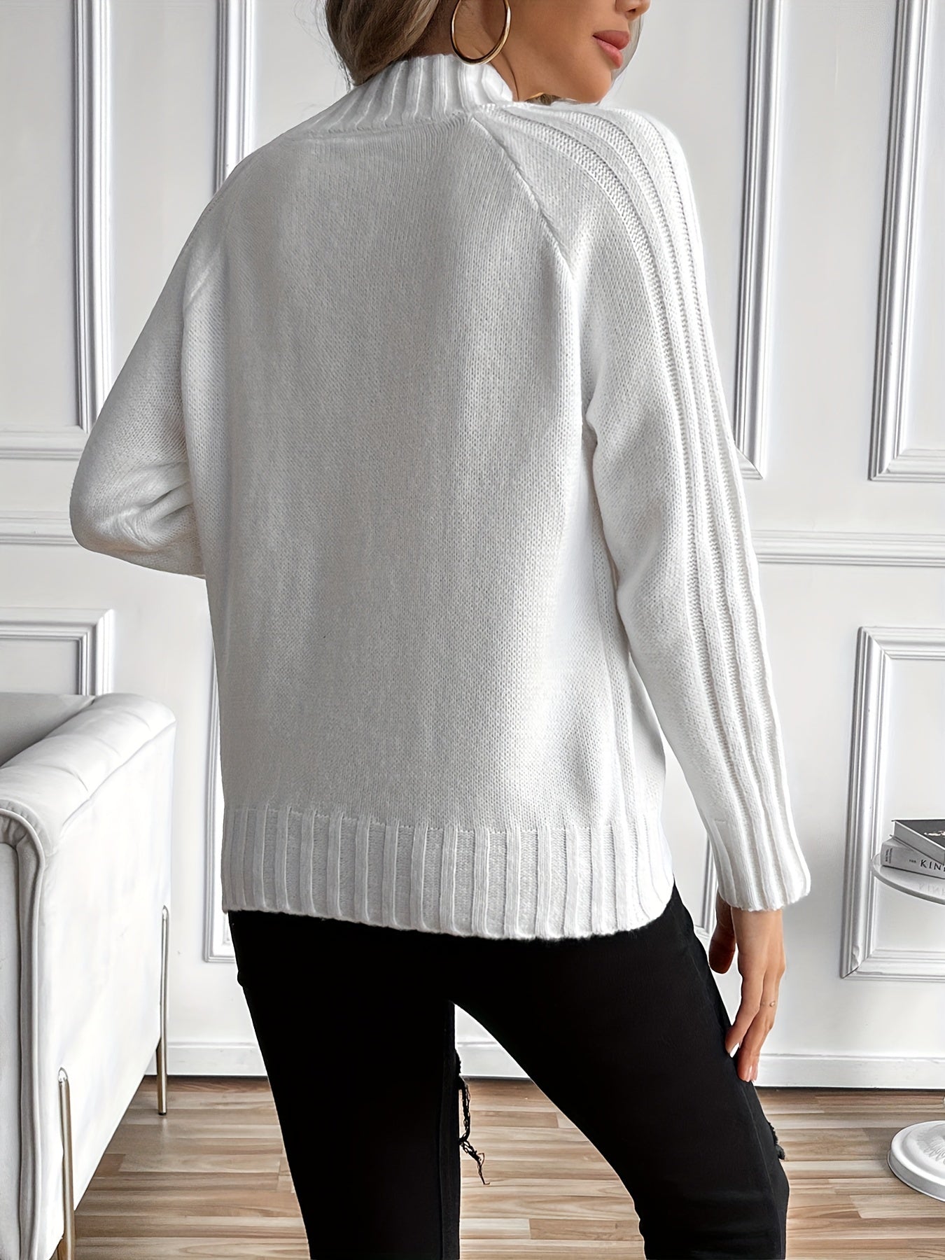 Pull en maille Nadia de Danoir Paris, coupe chic, couleur neutre, porté sur un mannequin avec col rond et manches longues.