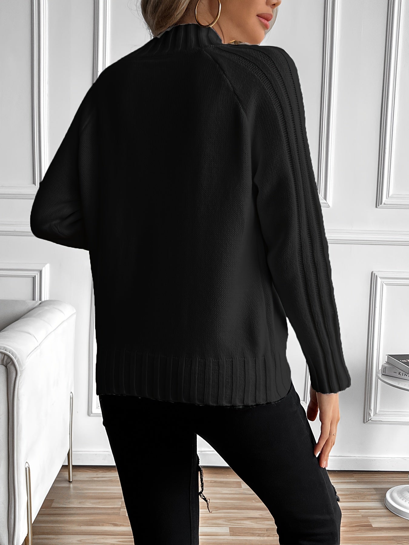 Pull en maille Nadia de Danoir Paris, chic et élégant, en couleur neutre, porté sur un mannequin, détail de la texture en maille.