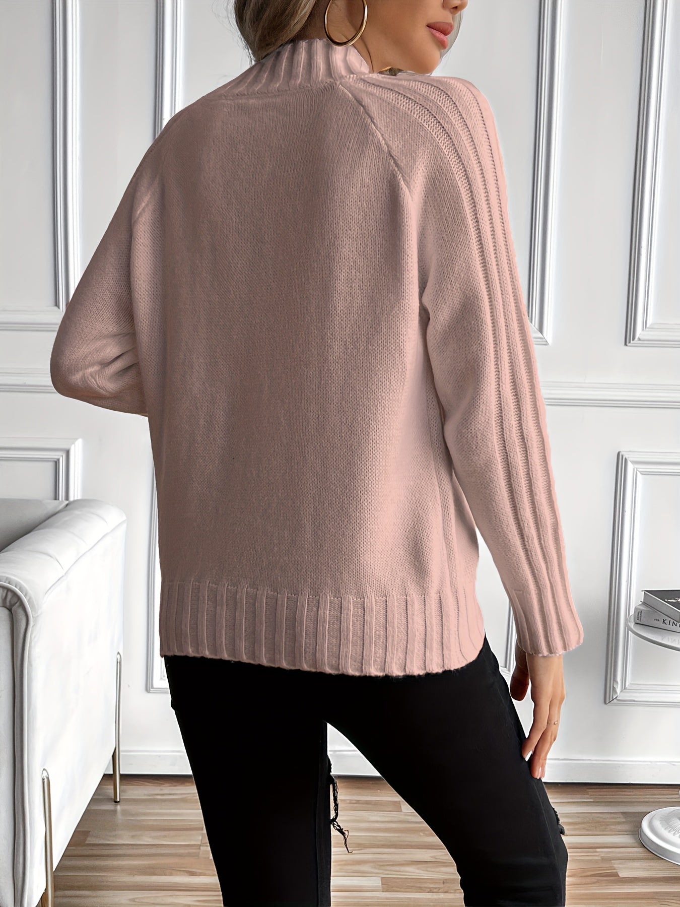 Pull en maille Nadia de Danoir Paris, couleur neutre, détail de la texture en maille, porté sur mannequin.