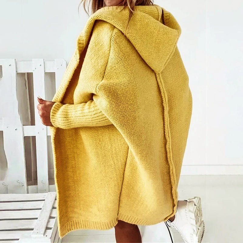 Cardigan oversize Valentina de Danoir Paris en tricot doux, porté de manière décontractée, couleur neutre.