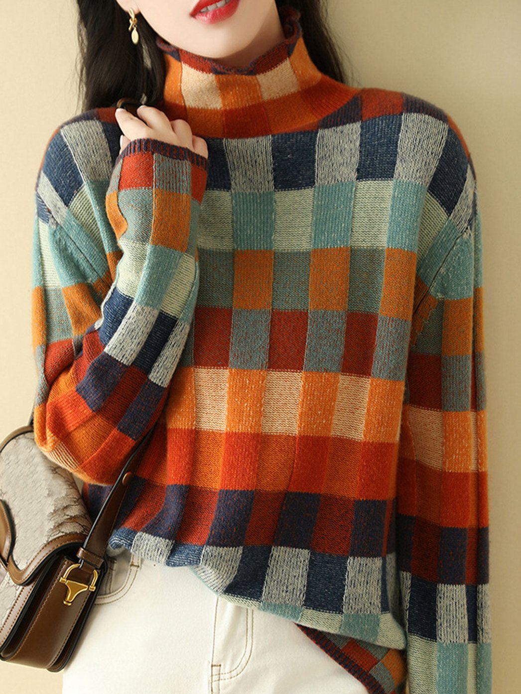 Pull roulé élégant Caroline de Danoir Paris, vue frontale en tissu doux avec col roulé et détails fins.