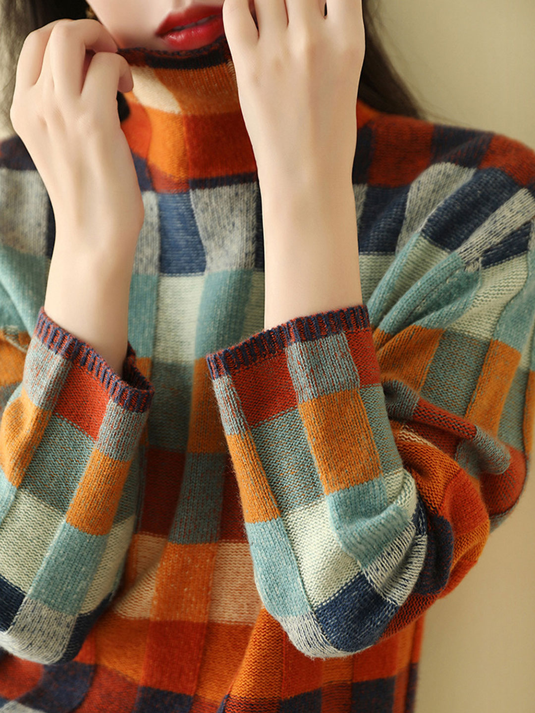 Pull roulé élégant Caroline de Danoir Paris, en tissu fin et classique, porté sur mannequin, couleur neutre.