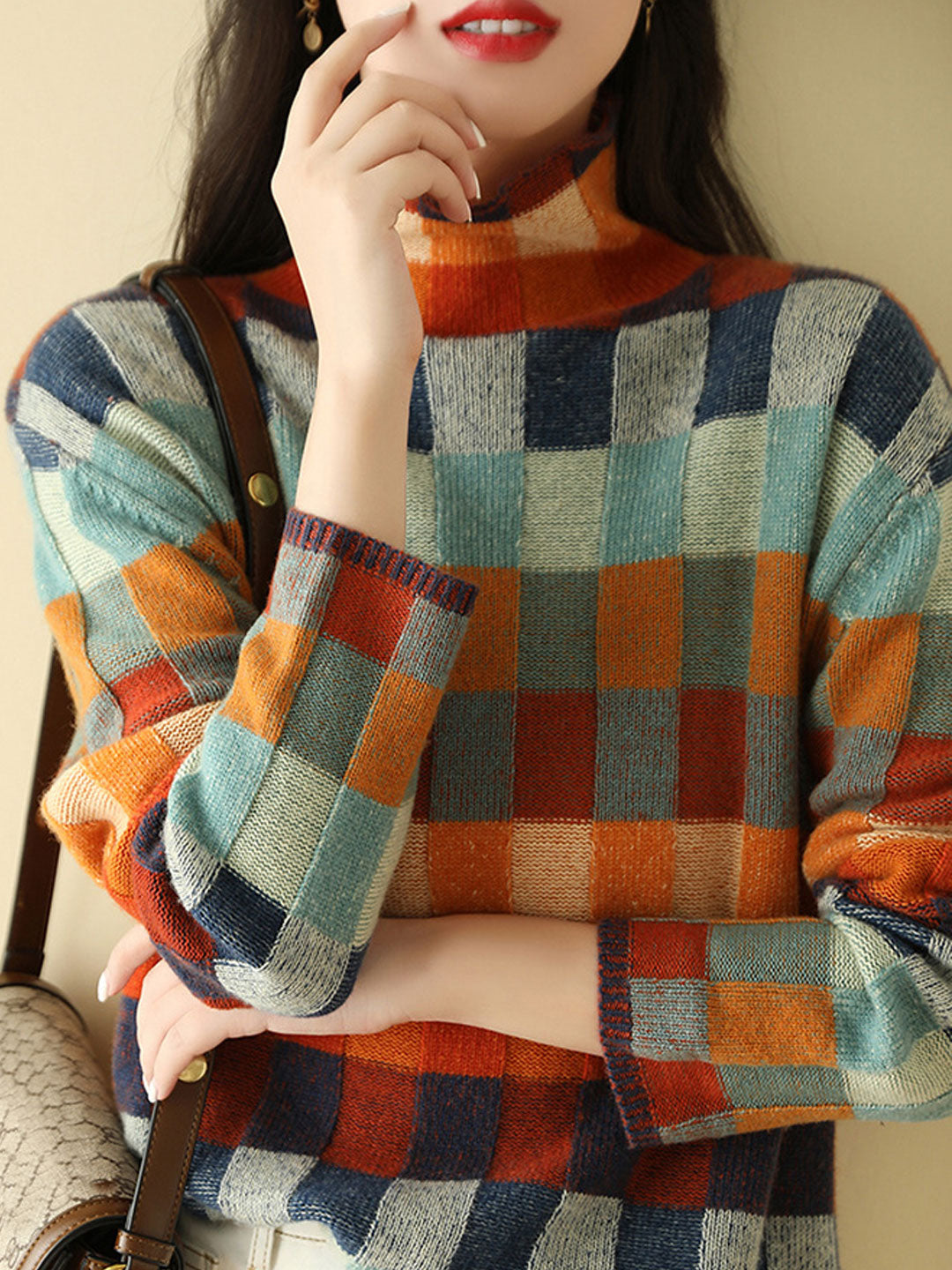 Pull roulé élégant Caroline de Danoir Paris, en coton confortable, porté par un mannequin, couleur neutre et style chic.