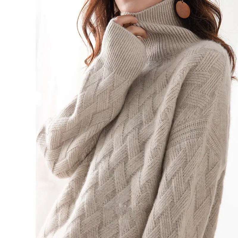 Pull roulé luxe automnal Cerise de la marque Danoir Paris, en tissu doux avec col roulé et détails élégants.