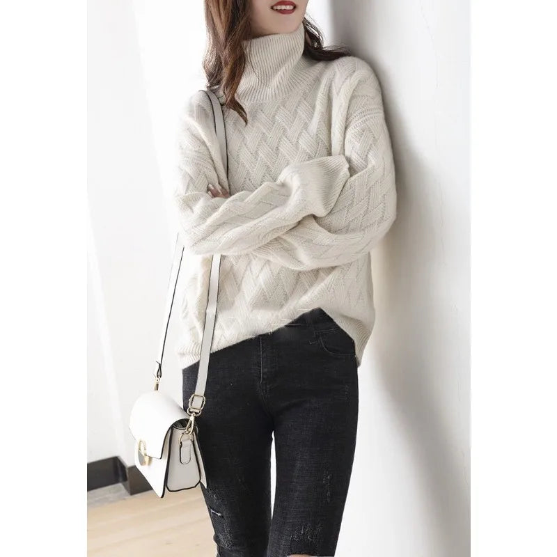 Pull roulé luxe automnal Cerise Danoir Paris, tissu doux, col roulé, détails élégants, parfait pour la saison automnale.