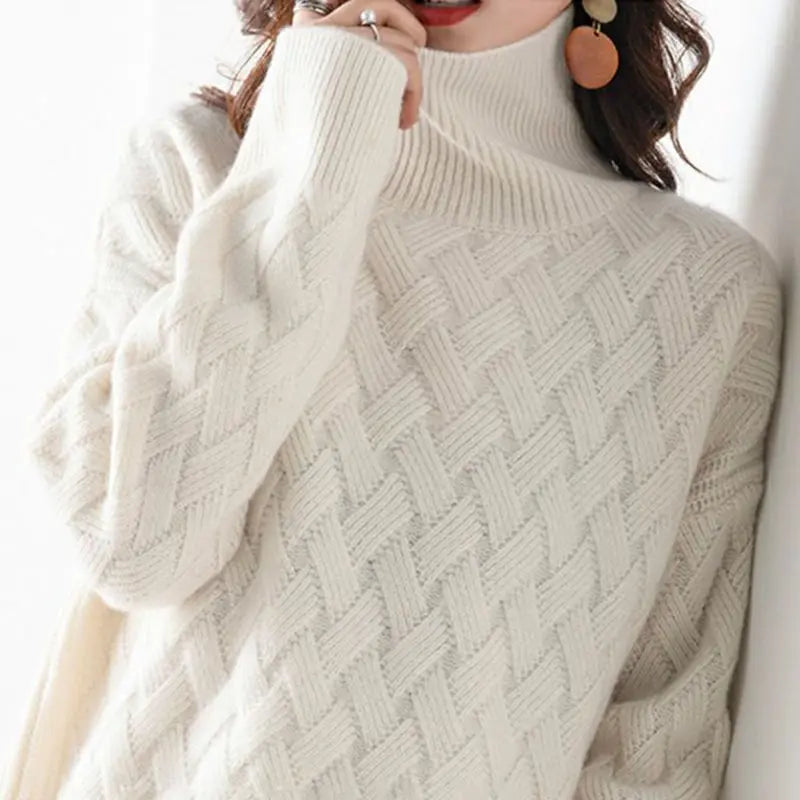 Pull roulé luxe automnal Danoir Paris en cerise, doux et chaud, avec détails élégants pour un style sophistiqué.