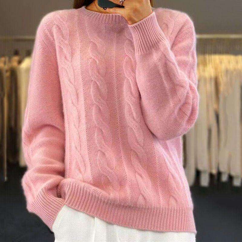 Pull doux chic Sandra Danoir Paris, en laine moelleuse et élégant, porté sur un mannequin dans une ambiance moderne.