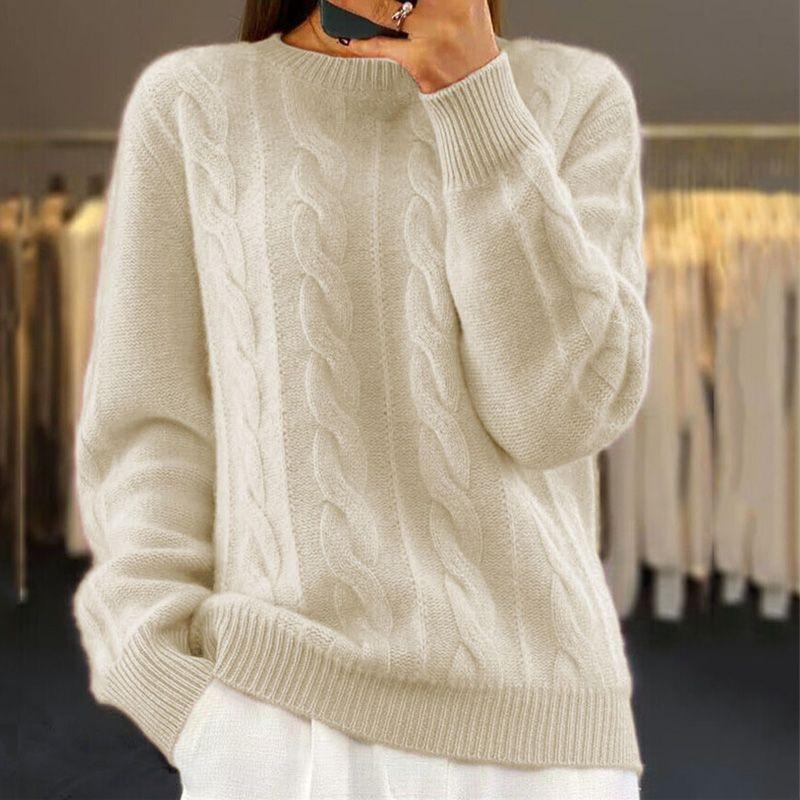 Pull Sandra Danoir Paris doux chic en laine avec col rond, porté sur mannequin, couleur gris clair.