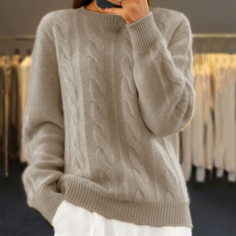 Pull Sandra Danoir Paris en maille douce chic, couleur beige, porté sur mannequin avec col rond et manches longues.