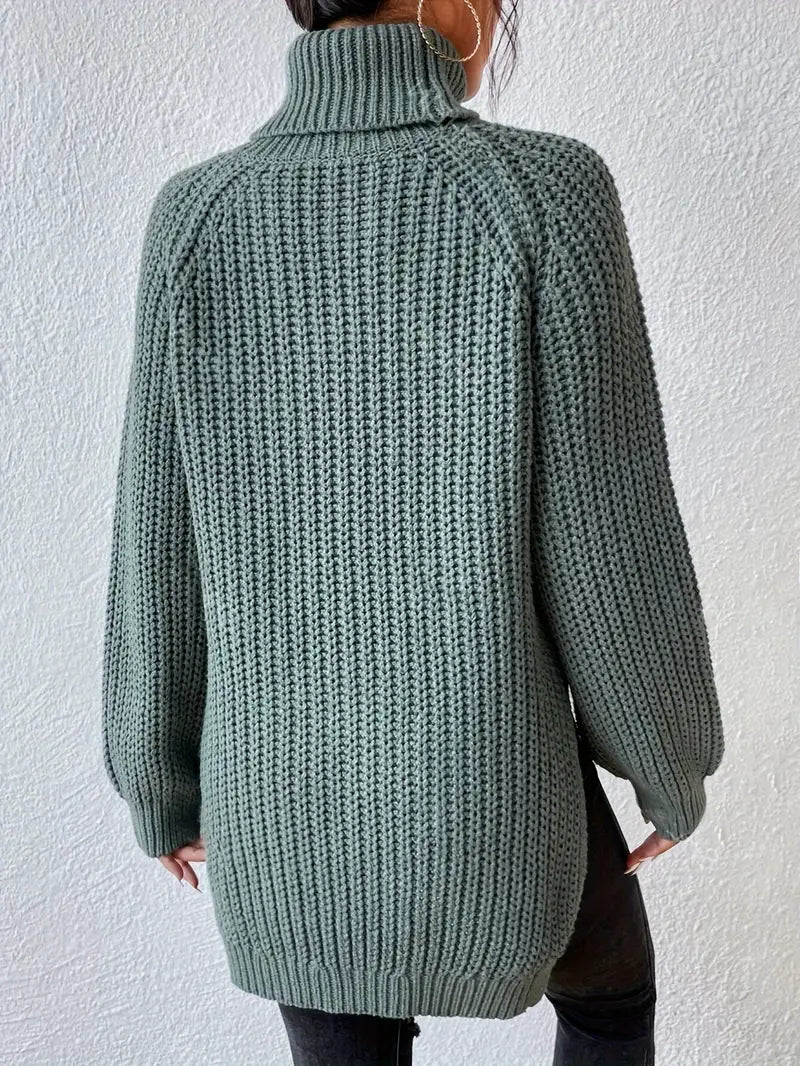 Pull roulé en laine lavande Danoir Paris, texture douce, motif élégant, porté sur un mannequin.