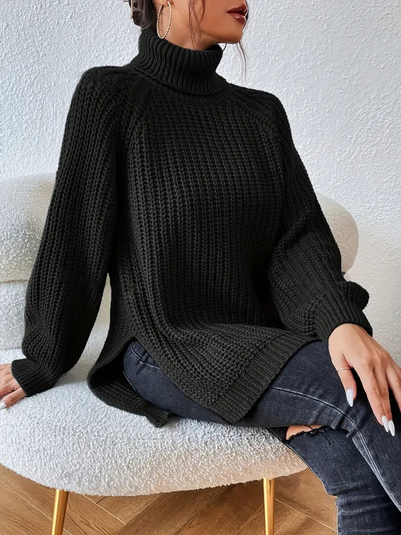 Pull roulé en laine lavande Danoir Paris, vêtement doux et élégant avec un col roulé, porté dans une tenue décontractée.