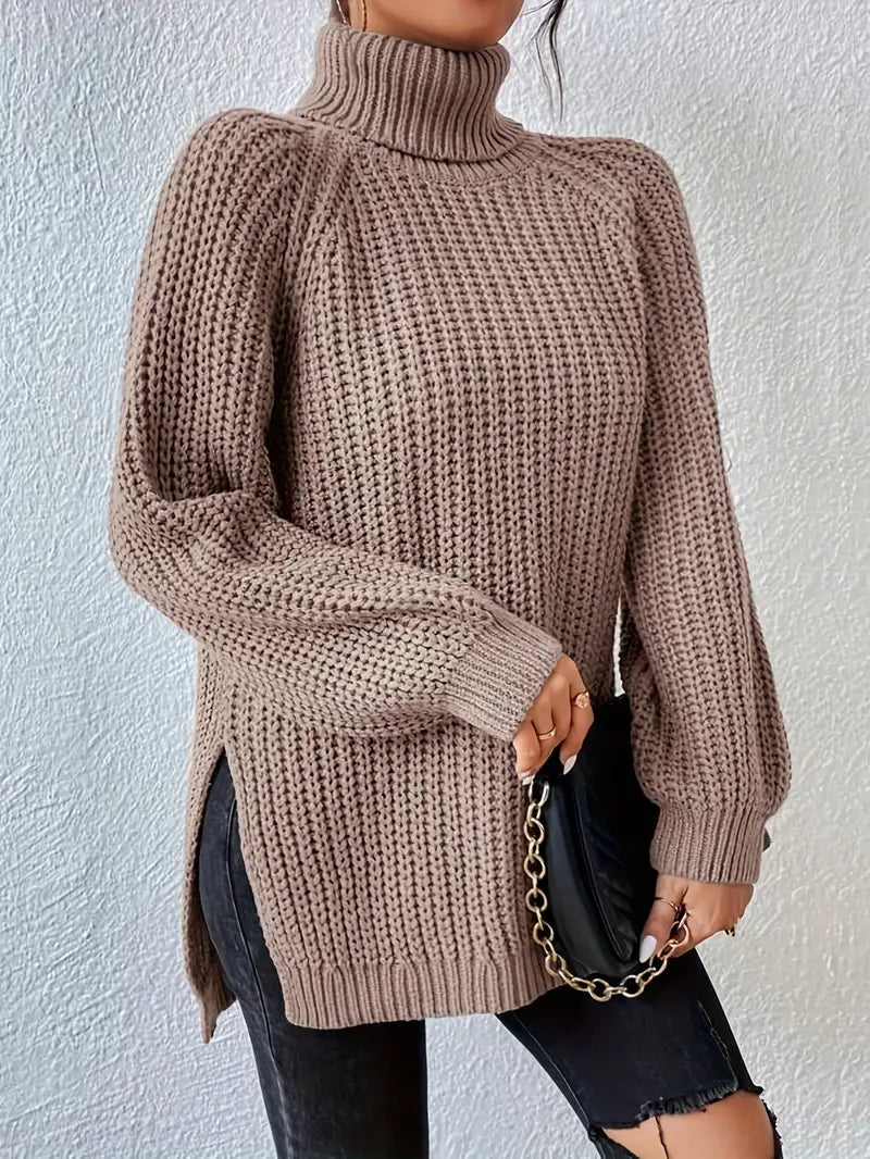 Pull roulé en laine lavande Danoir Paris, texture douce et élégante, porté en gros plan.