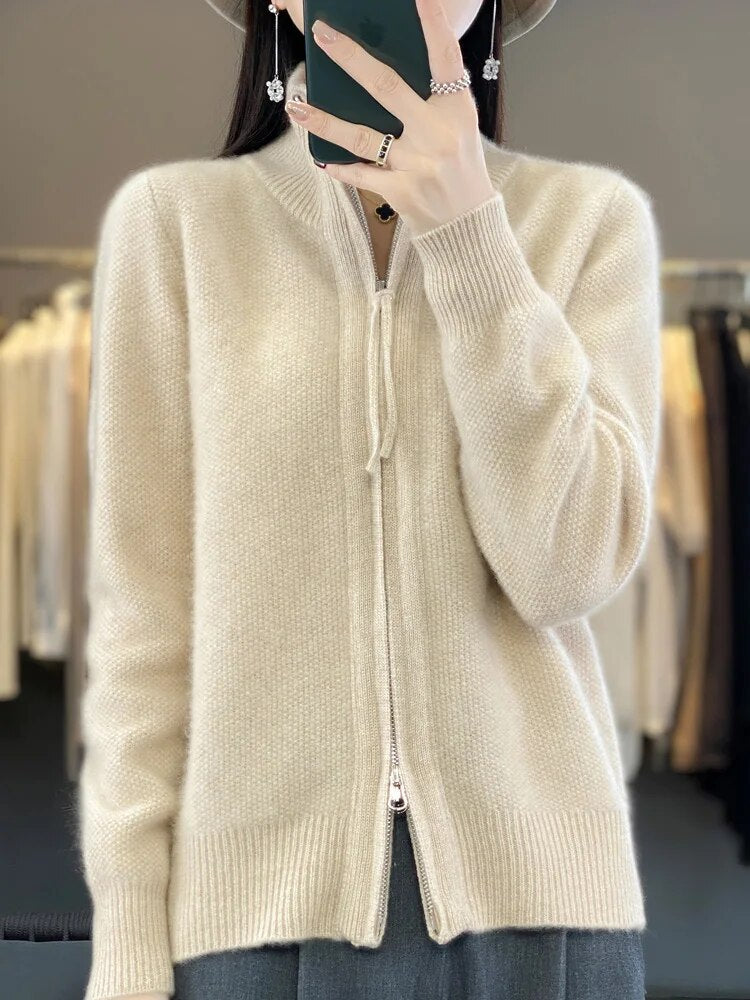 Cardigan zippé Danoir Paris Piera, confortable et doux, en maille légère, porté avec col montant et manches longues.
