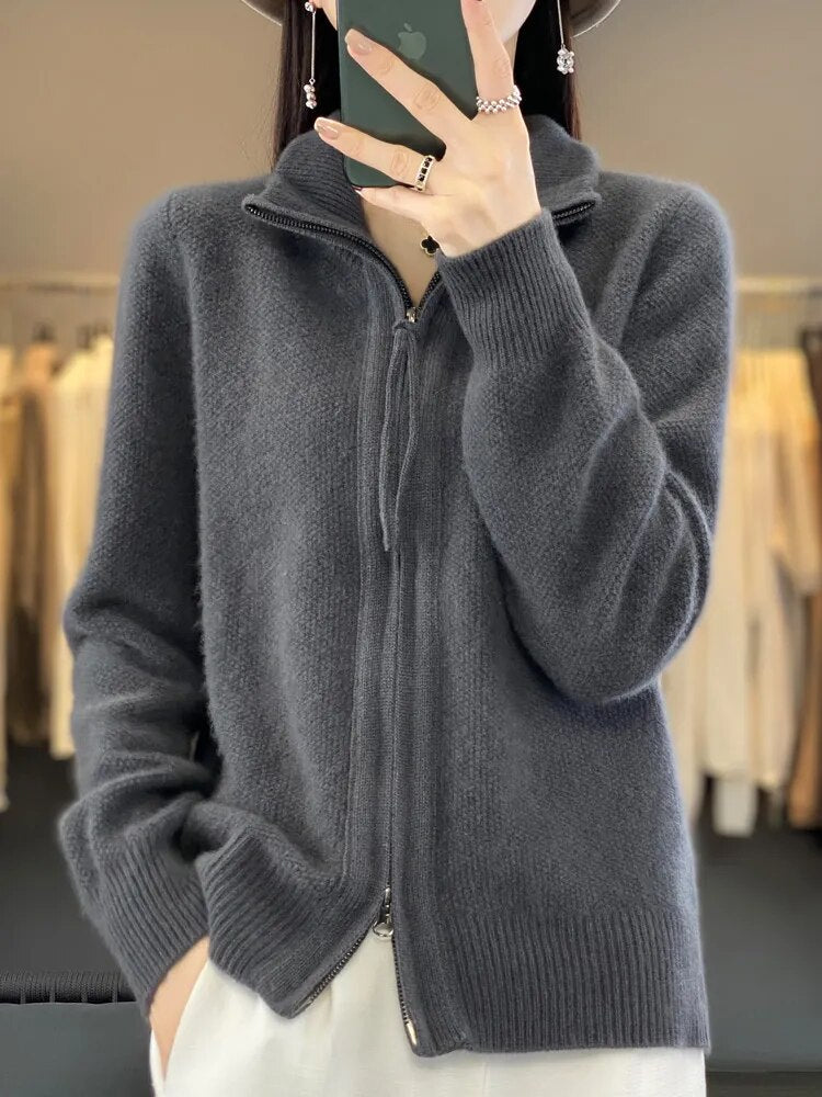 Cardigan zippé confortable Piera de Danoir Paris, en tissu doux, porté avec col montant, couleur neutre, vue de face.