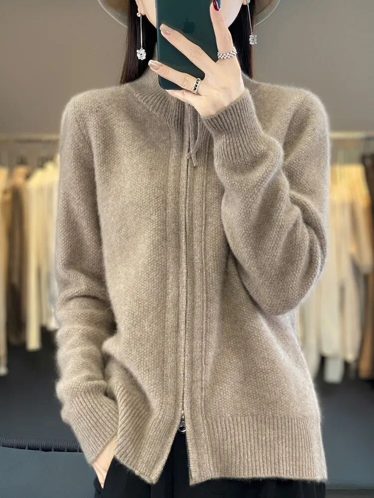 Cardigan zippé Danoir Paris Piera, confortable, en maille douce, avec fermeture éclair, porté sur un fond neutre.