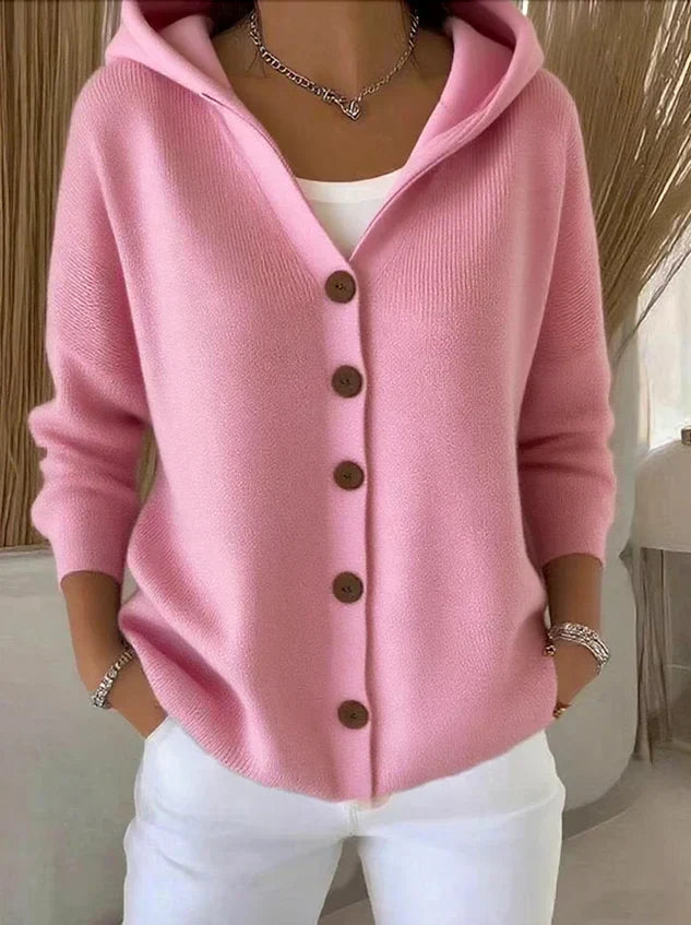 Cardigan doux et confortable Claire de Danoir Paris, en maille légère, couleur neutre, porté sur un mannequin.