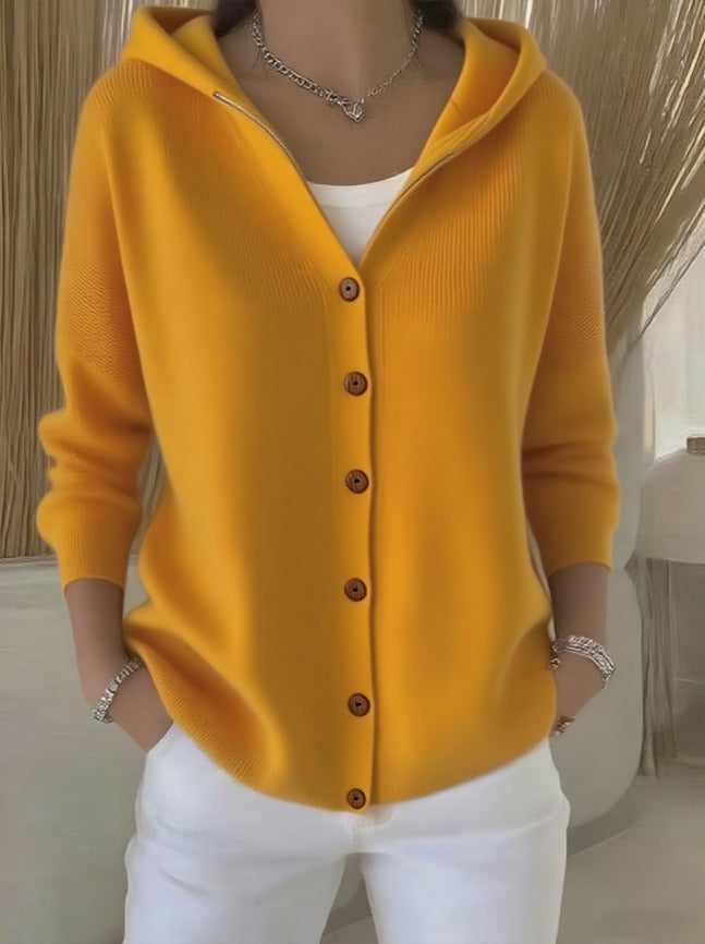 Cardigan doux et confortable Claire de Danoir Paris, en laine douce, porté ouvert avec manches longues et col rond.