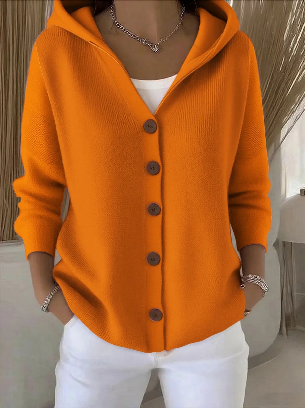 Cardigan doux et confortable Claire de Danoir Paris, en maille douce, porté en détail, couleur neutre et moderne.