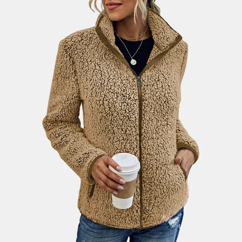 Veste chic en sherpa Danoir Paris, modèle FR1273, en tissu doux beige avec col montant et fermeture éclair.