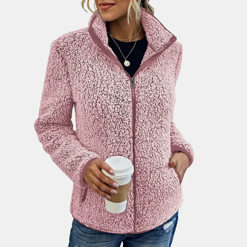 Veste chic en Sherpa Danoir Paris Xara FR1273, tissu doux et chaud, finition élégante, portée sur un mannequin.