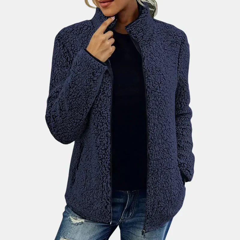 Veste chic en sherpa Danoir Paris, modèle FR1273, en tissu doux et chaud, vue de face avec col et fermeture éclair.