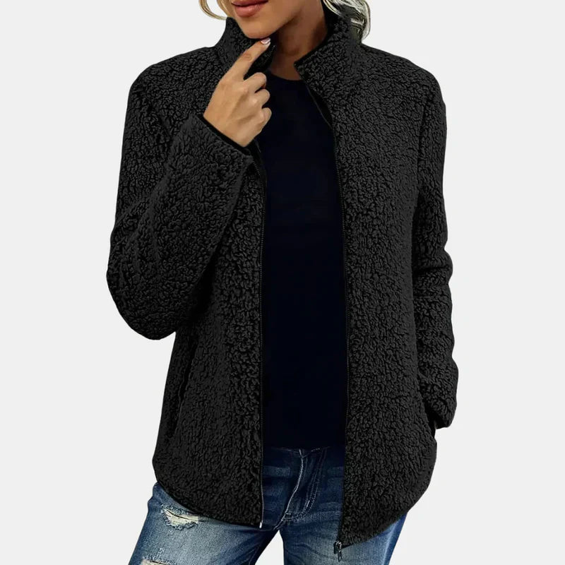 Veste chic en sherpa Danoir Paris Xara FR1273, tissu doux beige avec col en peluche, fermeture à boutons.