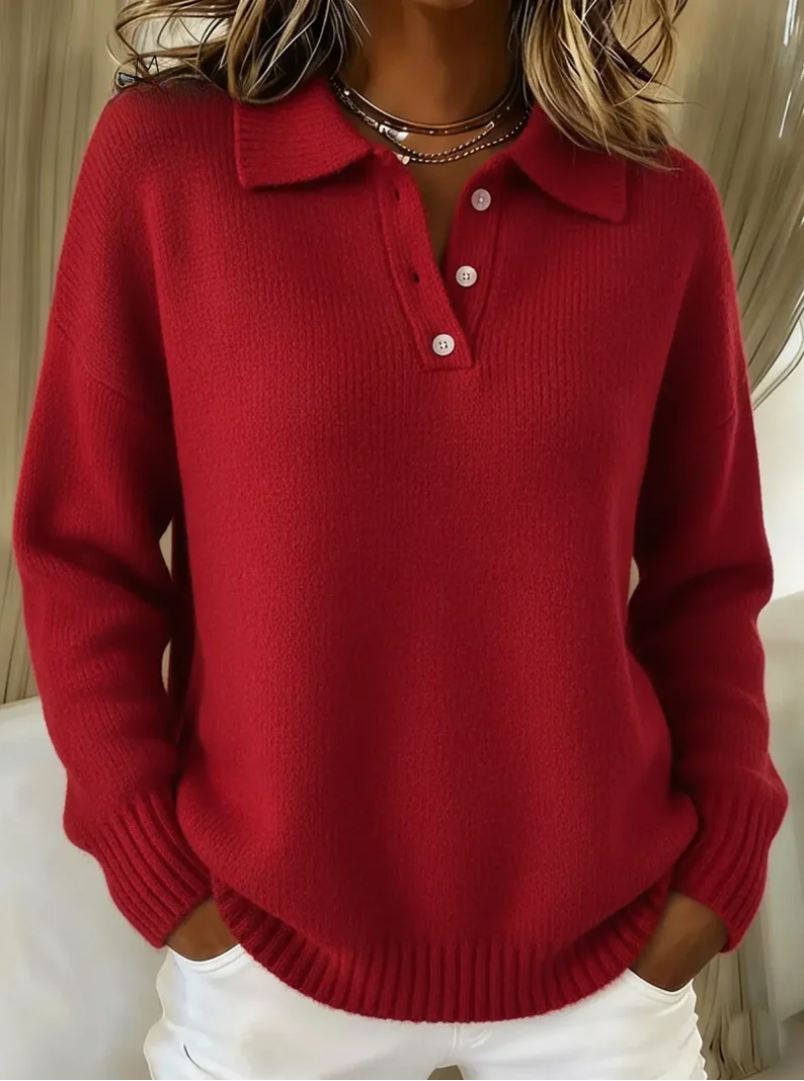 Pull polo élégant Olivia de Danoir Paris, en coton bleu marine, avec col classique et finition soignée, porté sur un mannequin.