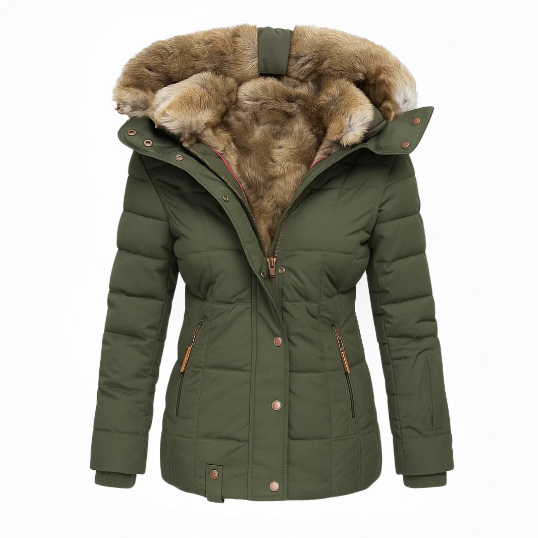 Manteau d'hiver élégant Sophia de Danoir Paris, en tissu chaud, porté par une femme dans une rue urbaine.